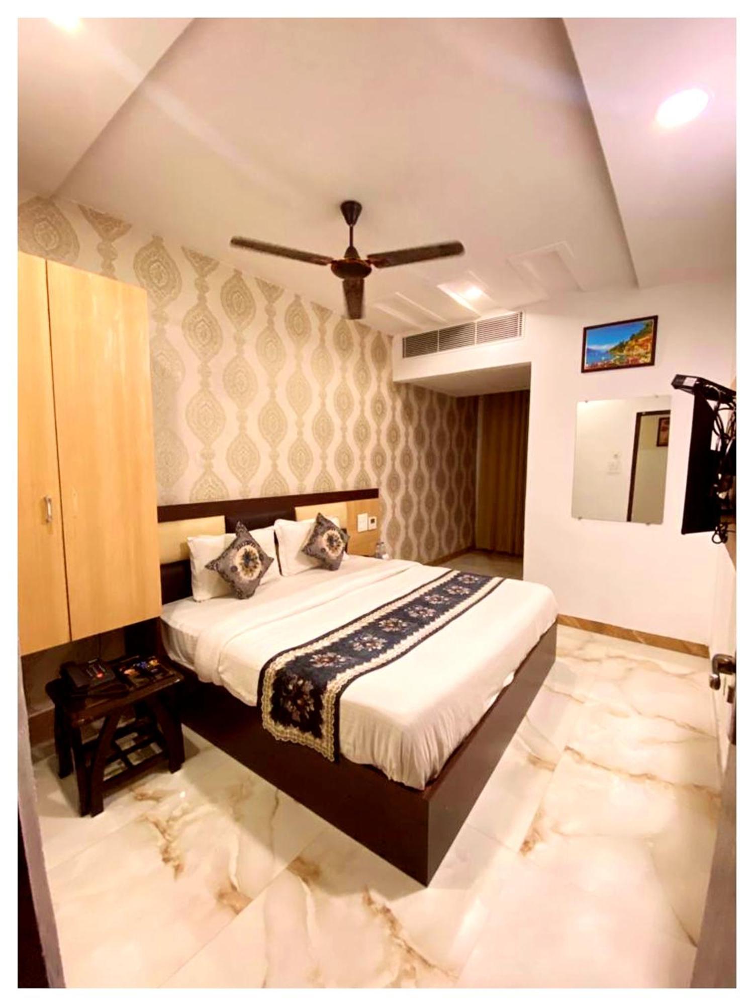 Hotel Premium Travellers # Inn Near Temple - Fully Air Conditioning Hotel - Hygiene And Spacious Room - A Top Rated Luxuary Hotel Merces Экстерьер фото