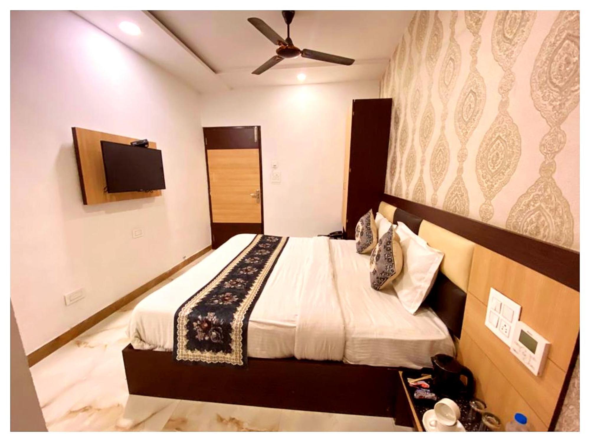 Hotel Premium Travellers # Inn Near Temple - Fully Air Conditioning Hotel - Hygiene And Spacious Room - A Top Rated Luxuary Hotel Merces Экстерьер фото